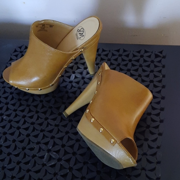 Women Clogs - Picture 2 of 2